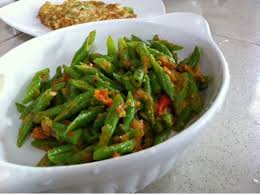 Seperti tumis tempe kacang panjang yang bisa menjadi lauk komplit di meja makan layaknya resep tumisan pada umumnya, resep ini dibuat dari bahan dasar dan bumbu. Masak Makan Goreng Kacang Panjang