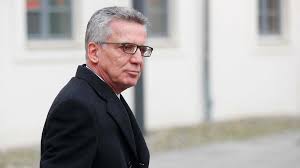Merkel, 64, has no history of serious health issues. Regieren Thomas De Maiziere Und Sein Nummer Sicher Buch