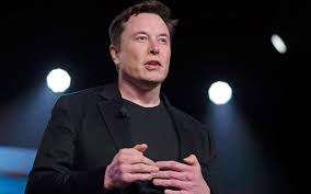 The eating utensil is seen standing upright on a road marking: Schon Wieder Getan Elon Musk Bringt Mit Tweet Die Aktie Zum Fall Efahrer Com
