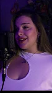 🦋𝘿𝙚𝙨𝙖𝙛𝙞𝙖𝙣𝙙𝙤 𝙚𝙡 𝙙𝙚𝙨𝙩𝙞𝙣𝙤🦋, •••, Cantar es lo que más me  apasiona en la vida.. y cada paso que doy se lo dedico a mi mamá  'Myriam'... tengo muy claro que soy quien soy, gracias a ella... me ha  enseñado ...