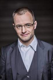 To intervene, or not to intervene. David Erler Counter Tenor Short Biography