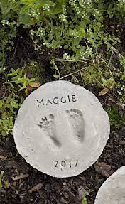 How To Make Footprint Diy Stepping Stones Simple Kids Idea Stepping Stones Diy Garden Stepping Stones Stepping Stones Kids