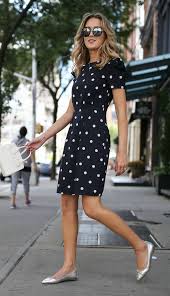 Simple Office Outfit With A Printed Dress Summer Business Outfits Business Casual Attire For Women Business Casual Attire