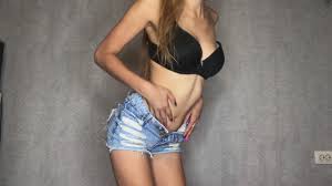 デニムショートパンツを履いた女の子がマンコをしごいてお尻を叩く