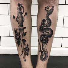 Tatouage Serpent Old School Jambe Dague par Parliament Tattoo