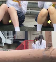 JKパンチラ＊10 公立系JK2人／盛大なハミ毛と食い込み／屋上座りパンチラ - 素人盗撮 ピーコレ