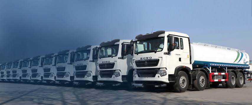 Bureau commercial ChinaTrucksAfrica — vue sur port logistique