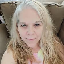 MOM Magic: Moms for Change: Bell, Angela, Birong, Alicia Marcos, Bruch,  Tasha, Taylor, Stephanie, Munter, Elina, Tschida, Katie, Hale, Felicia,  Stenson, Latrelle, Smith, Shauna Buno, Pospisilova, Andrea: 9781960136039:  Amazon.com: Books