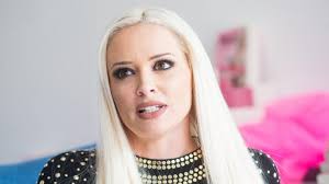 Die augenbrauen sind heute auf normalhöhe, der nasenstecker ist raus. Daniela Katzenberger Total Verandert Malle 2004 Daniela Bist Das Wirklich Du News De