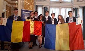 Elevii români care au participat la olimpiada internaţională de chimie 2019 de la paris au obţinut o medalie de aur şi trei medalii de argint, a anunţat marţi ministerul educaţiei naţionale. Olimpiada InternaÈ›ionalÄƒ De Chimie 2019 OrganizatÄƒ In Rusia Romania A ObÈ›inut 3 Medalii De Aur 2 De Argint È™i Un Bronz Edupedu Ro