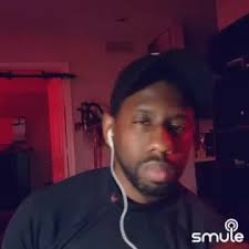 Cantante Moreno En Ingles Que Canta Con Piaño