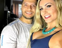 Andressa clareou o cabelo e alongou os fios até a altura da cintura. Andressa Urach Posa Com O Marido Apos Troca De Silicone Minha Delicia Quem Quem News