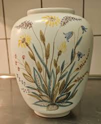 Nyfiken på värdet på denna. Rörstrand, Lars Thorén från 1959. Felfri. 22 cm  hög. Nån som har en hum ?