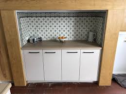 Trouvez des images de stock de cuisine beige cosy à l'intérieur avec en hd et des millions d'autres photos, illustrations et images vectorielles de stock libres de droits dans la collection shutterstock. Pose D Une Cuisine Beige Et Bois A Bolbec Premier Plan