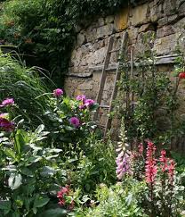 Mauer Blumchen Ambiente Fur Ihren Garten Garten Garten Ideen Staudengarten