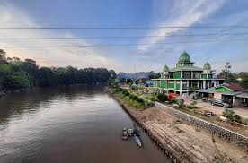 Istrinya pun sudah dekat denganku. 10 Sungai Paling Horor Di Pulau Kalimantan Ada Kapal Gaibnya