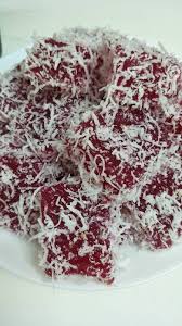 Bahan untuk doh 250 g tepung pulut 1/2 cawan tepung pulut hitam 1 1/2 cawan bahan untuk inti 1 biji kelapa berkulit basah (yg tidak terlalu tua) 1 ketul gula melaka 1 cawan gula. Cara Cara Buat Kuih Sagu Yang Mudah Sedap Comfirm Jadi