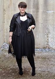 The benefit of this short style is that even plus size women can also adopt it the ringlets are interesting and give a bounce to hair making it a perfect hairstyle for plus size women. 20 Stunning Hairstyles For Plus Size Women In 2021 That Look Attractive