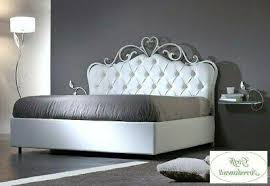 Punto focale di questa camera da letto completa è il letto matrimoniale barbara, realizzato in ferro brunito, con testiera e pediera lavorate con motivi curvilinei stilizzati, un pezzo unico che riprende i dettagli di. Letto Matrimoniale In Ferro Battuto Norma Con Rete