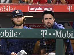 Pese a que contra la mujer hay una decisión. Mujeres Muestran De Mas Para Distraer A Gerrit Cole Durante El Juego 5