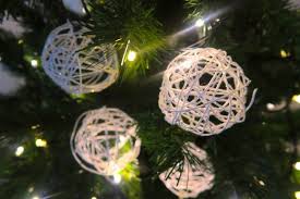 Le palline di natale dolci sono delle golose sfere al cioccolato, farcite con una delicata crema al mascarpone, che la ricetta delle palline di natale è molto semplice da realizzare, ma per ottenere la forma vi occorre uno stampo a semisfera, accoppiando poi a due a due le semisfere otterrete le sfere. Palline Di Spago L Idea Originale Per Il Tuo Albero Di Natale Youtube