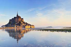 The mont saint michel is an island off the coast of normandy in the english channel, and sees some of the biggest tides in europe. Ganztagige Tour Durch Die Normandie Mont Saint Michel Von Bayeux 2021 Tiefpreisgarantie