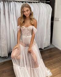 Check spelling or type a new query. Eher Unterwasche Als Kleid Dieses Brautkleid Sorgt Im Internet Fur Furore