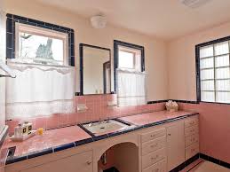 We know that many of our readers love 1940s decor. Five Vintage Pastel Bathrooms In This Lovely 1942 Capsule House Portland Oregon 13 Photos
