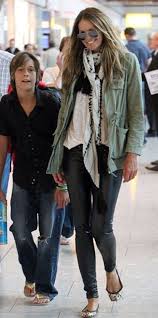 Flynn was born to his mother elle and his father arpad busson, a renowned french financer. Elle Macpherson Rocks Leather Pants Elle Street Style Style Fashion