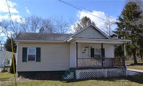 525 Dartmouth St SE, Brewster, OH 44613