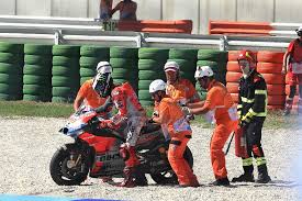 Marc marquez si aggiudica la sua sesta vittoria consecutiva dopo un duello all'ultimo giro con jorge lorenzo. Lorenzo Apes Di Motogp Italia Gara Gara Terpaksa Pakai Ban Medium Gilamotor