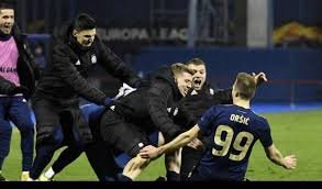 Kekalahan ini membuat ac milan turun posisinya ke peringkat kedua dengan mengemas 6 poin dari tiga laga. Rekap Hasil Liga Europa Spurs Tersingkir Ac Milan Ditekuk Mu Arsenal Melaju