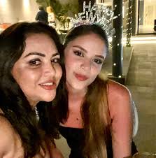 Brindo con ustedes ; Por un 2024 lleno deamor. lleno de riqueza. lleno de  paz. lleno de curación. lleno de amabilidad. lleno de progreso. lleno de  bendiciones. lleno de felicidad. lleno de