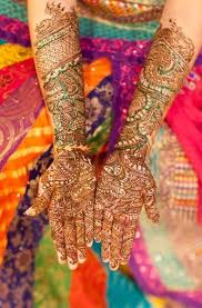 Indian Women Decorate Their Bodies With Intricate Henna Designs Henna Tattoo Henna Henna Tattoo Designs