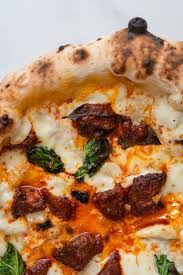 In una pentola capace e larga di fondo, fate riscaldare lo strutto e l'olio e poi unitevi il soffritto che farete rosolare a fuoco vivace. Masaniello E Tornato In Piazza Mercato Da Bro E La Pizza Con Zuppa Di Soffritto Associazione Italiana Sommeliers