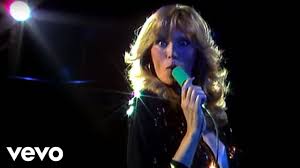 Amanda lear, 82 anni, ha presentato il nuovo fidanzato ai follower su instagram condividendo un romantico scatto di. Amanda Lear Follow Me Official Video Youtube
