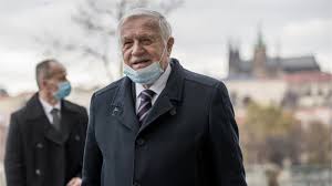 Václav klaus mladší k tomu dodává, že předkladatelské lobby se podařilo veřejnost unavit, debatu zploštit a dostat z ní emoce. Vaclav Klaus Ml Popsal Otcuv Covid Jde O Chorobu S Kafe Cz