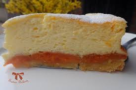 Horúci krém rovnomerne rozotrieme na vychladnuté cesto a počkáme kým tvarohová plnka nevychladne. Tvarohovy Kolac S MarhuÄ¾ami Sisters Bakery