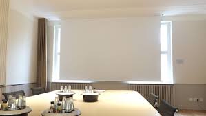 Egal wie gut die zimmerwand gestrichen wurde, sie wird niemals so saubere bilder widerspiegeln wie eine leinwand. Deckeneinbau Leinwand Motorleinwand Deckenmontage Kinoqualitat Beamer Videoprojektor Theatervorhang Elektrisch Gunstig Kaufen