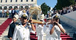 Απέναντί της είναι ο αρχάγγελος γαβριήλ που κρατάει στα χέρια του έναν κρίνο ο οποίος συμβολίζει την αγνότητα. Panagia Thnoy Ateleiwta Ta 8aymata