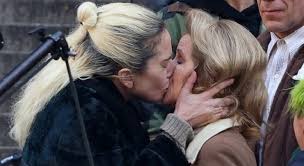 Lady Gaga bacia una donna a New York, la foto è virale: scena di un film o  realtà?