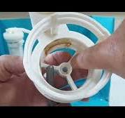 Cómo cambiar o reparar válvula de descarga de inodoro de una sola pieza,  cuando pierde agua.