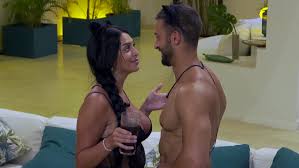 Valeria Ardila y su parecico con un miembro de la familia real española -  La isla de las tentaciones