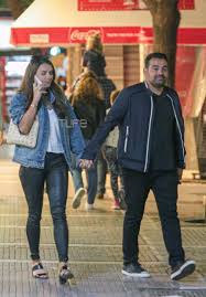 Σε νυχτερινή τους έξοδο συνέλαβε ο φωτογραφικός φακός την ελένη τσολάκη και τον παύλο πετρουλάκη. Elenh Tsolakh Paylos Petroylakhs Xeri Xeri Sthn 8essalonikh