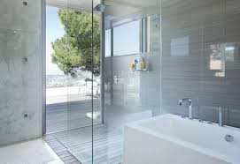 Puedes dar a tu cuarto de baño un toque personal añadiendo un taburete y una mini mesa para paredes y suelos en baños pequeños. Hermosas Ideas Para Banos Grises Decoracion