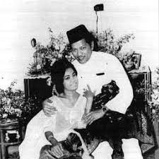 Malam ku terlihat oh sekuntumlah bunga baunya harum menarik hati tak sanggup menahan rasa asmara meresap mendalam menusup di jiwa. Malam Ku Bermimpi Lyrics And Music By P Ramlee Saloma Arranged By Rizanfanshuri