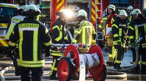 Mai 2021 in einem mehrfamilienhaus ein feuer ausgebrochen. Leverkusen Explosion In Burrig Riesige Rauchwolke Kilometerweit Sichtbar Nordrhein Westfalen