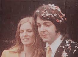 Paul & Linda kysser på sin bröllopsdag. 12 mars 1969 : r/beatles
