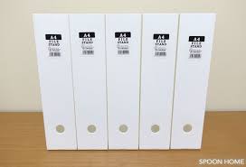 100均seria セリアで販売している a4ファイル スタンド は白色のシンプルでおしゃれな収納ケースです 立ち上がりがないのでa3サイズの物も収納しやすく キッチンの棚や引き出し整理にもおすすめです セリアのa4 ファイルスタンドの収納アイデアや活用法 使い方を
