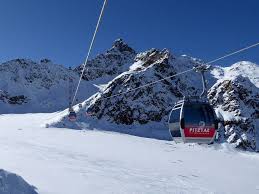 Pitztal, het vriendelijkste skigebied in tirol, biedt vakantiegangers de bijzondere mogelijkheid om mee te rijden op een pistenbully en er tijdens een rondleiding een kijkje achter de schermen te krijgen. Ski Resort Pitztal Glacier Pitztaler Gletscher Skiing Pitztal Glacier Pitztaler Gletscher